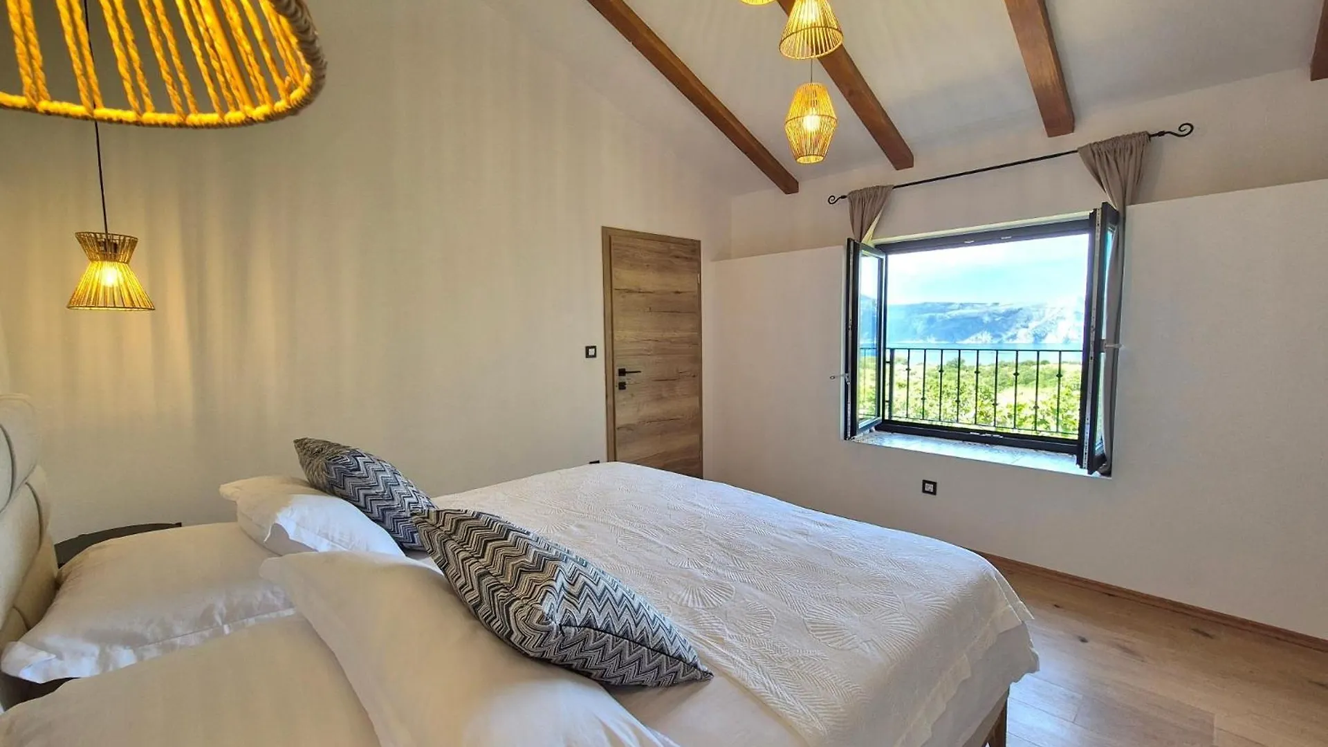Cozy Cottage With Seaview And Parking Ideal For Small Family Brzac