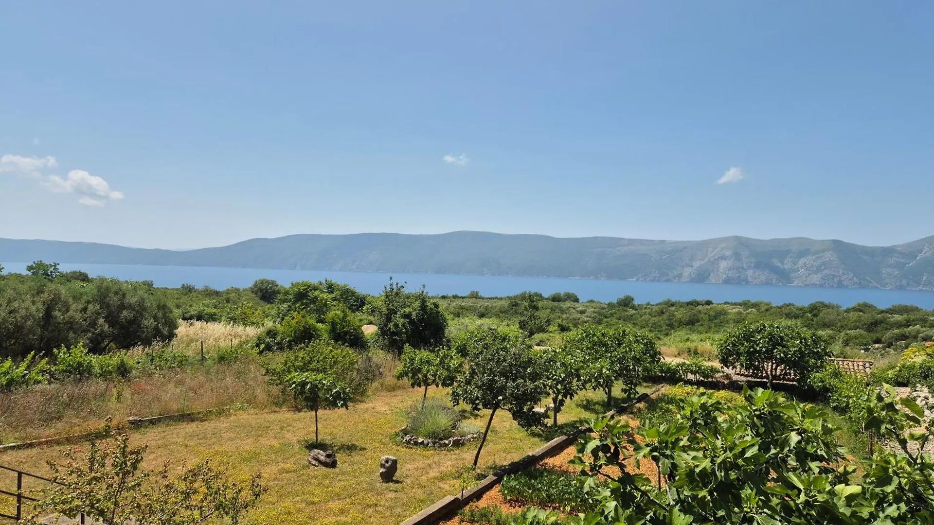 Cozy Cottage With Seaview And Parking Ideal For Small Family Brzac